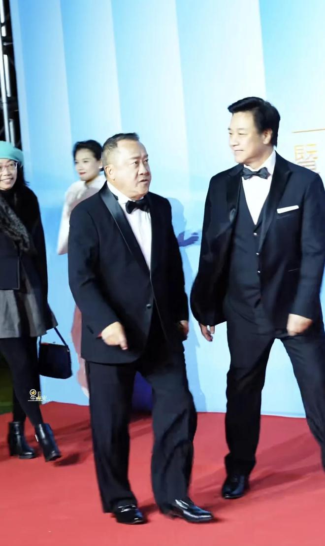 嚼口香糖与金沙总裁骑旋转木马挺幼稚凯发网址曾志伟澳门参加电影节台上(图1)