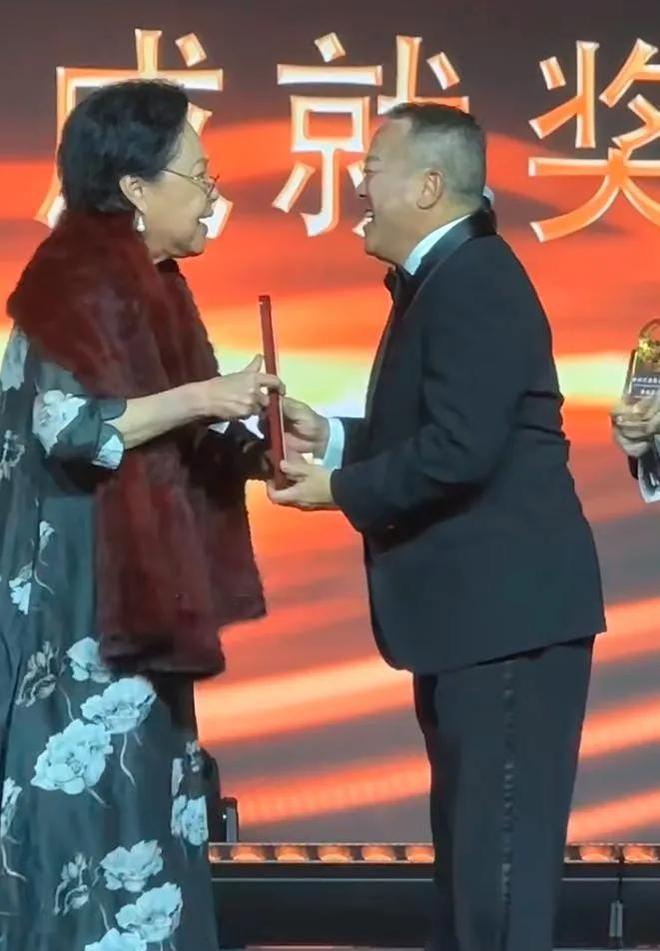 嚼口香糖与金沙总裁骑旋转木马挺幼稚凯发网址曾志伟澳门参加电影节台上(图2)