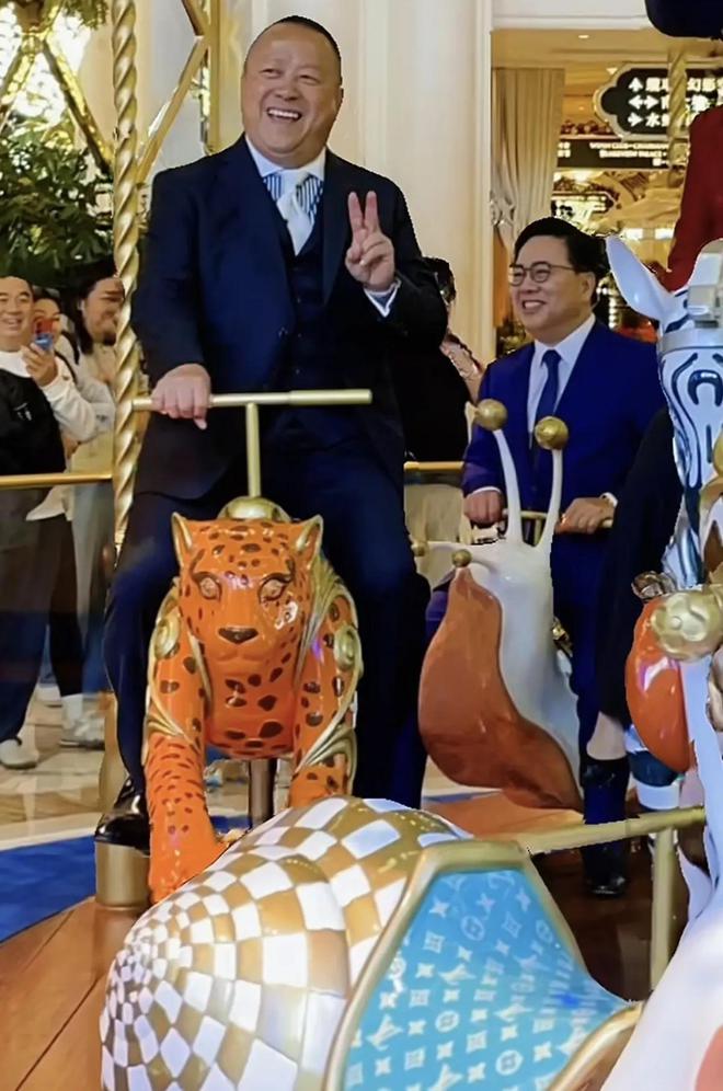嚼口香糖与金沙总裁骑旋转木马挺幼稚凯发网址曾志伟澳门参加电影节台上(图11)