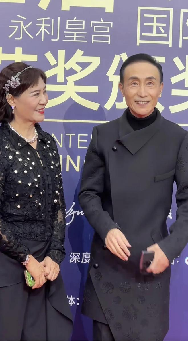嚼口香糖与金沙总裁骑旋转木马挺幼稚凯发网址曾志伟澳门参加电影节台上(图9)