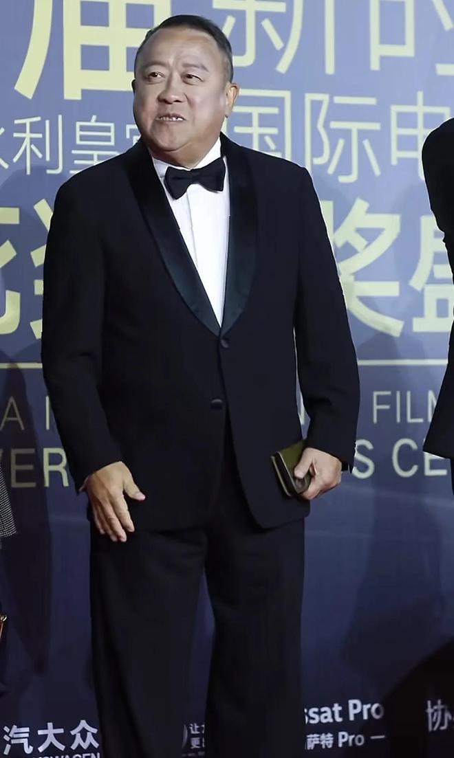 嚼口香糖与金沙总裁骑旋转木马挺幼稚凯发网址曾志伟澳门参加电影节台上(图5)