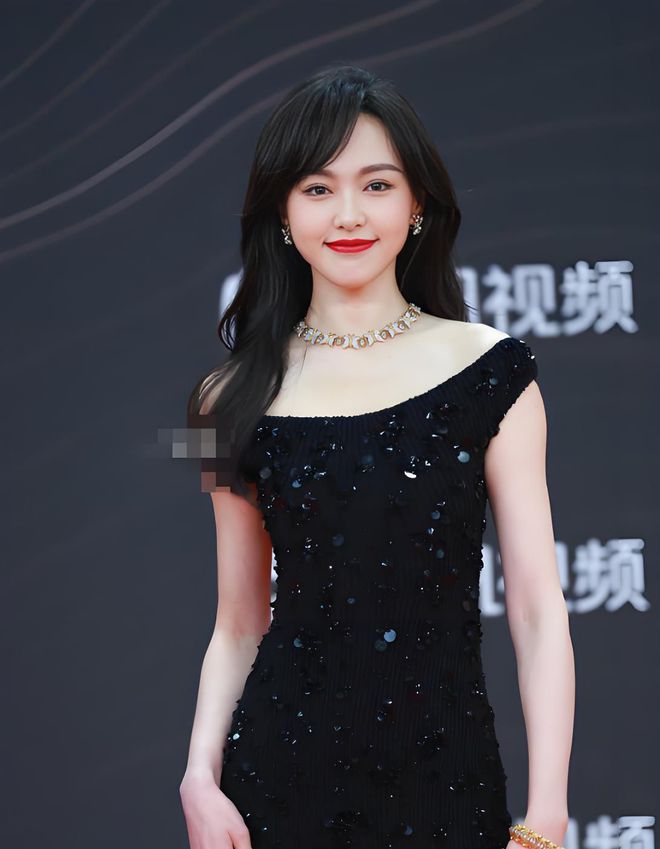 礼服唐嫣高定黑裙却被压轴的赵丽颖抢镜凯发k8登录vip澳门这天：张萌开胸(图15)