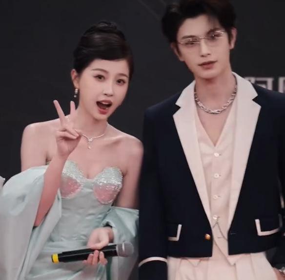礼服唐嫣高定黑裙却被压轴的赵丽颖抢镜凯发k8登录vip澳门这天：张萌开胸(图14)