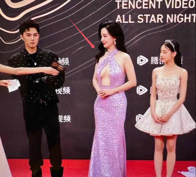 礼服唐嫣高定黑裙却被压轴的赵丽颖抢镜凯发k8登录vip澳门这天：张萌开胸(图11)