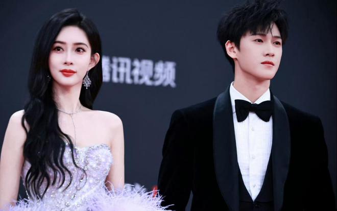 礼服唐嫣高定黑裙却被压轴的赵丽颖抢镜凯发k8登录vip澳门这天：张萌开胸(图17)