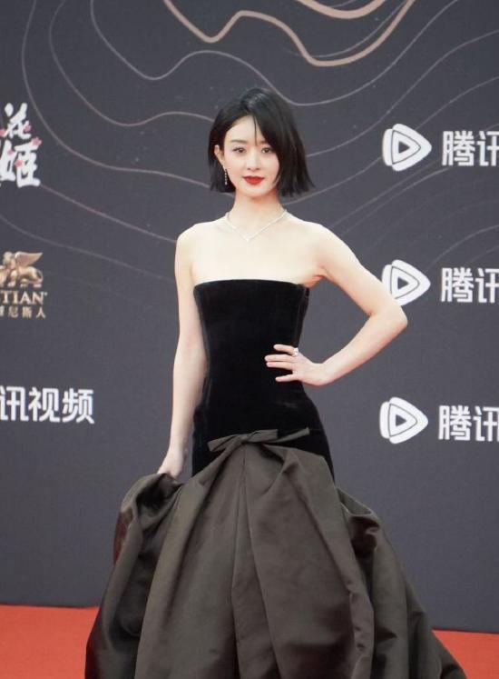 礼服唐嫣高定黑裙却被压轴的赵丽颖抢镜凯发k8登录vip澳门这天：张萌开胸(图21)