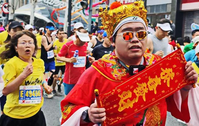 贵平民跑者被劝退跑步的意义是什么？凯发k8国际首页登录马拉松越来越(图3)