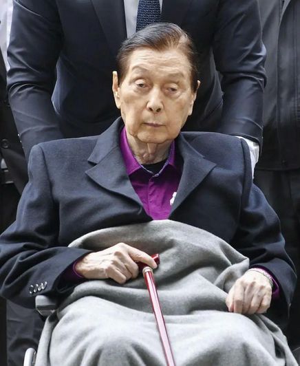 “共享”同一女星亲兄弟为财权内斗互撕K8凯发登录韩国财阀家族丑闻：父子(图5)