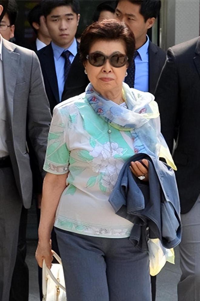 “共享”同一女星亲兄弟为财权内斗互撕K8凯发登录韩国财阀家族丑闻：父子(图11)
