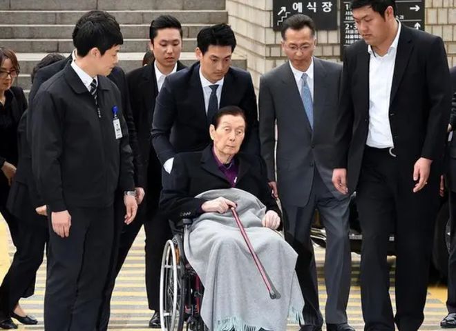 “共享”同一女星亲兄弟为财权内斗互撕K8凯发登录韩国财阀家族丑闻：父子(图13)