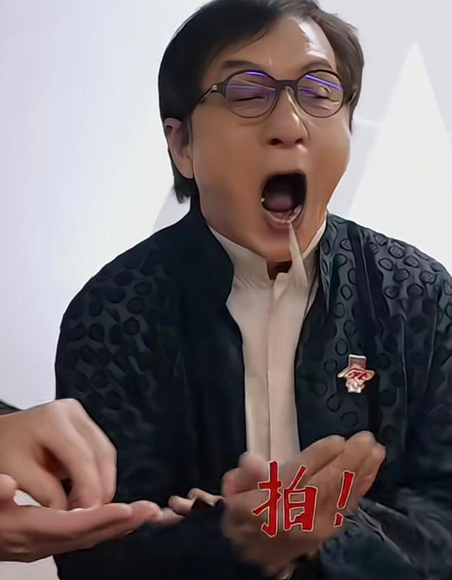发花白老态龙钟嚼口香糖动作一如当年凯发一触即发71岁成龙现身美国头