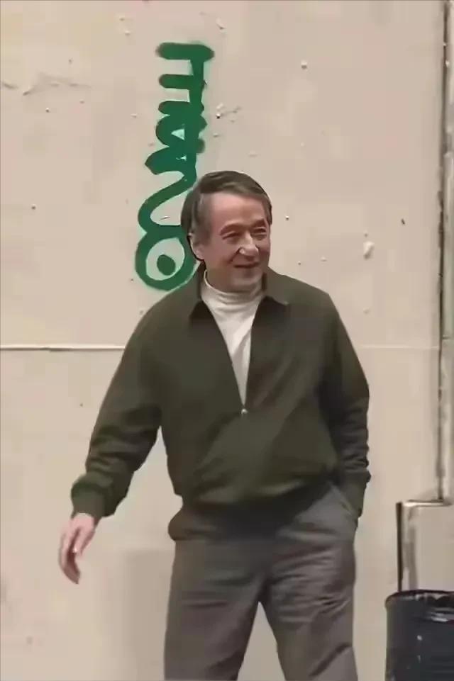 发花白老态龙钟嚼口香糖动作一如当年凯发一触即发71岁成龙现身美国头(图3)