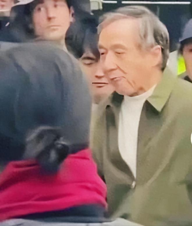 发花白老态龙钟嚼口香糖动作一如当年凯发一触即发71岁成龙现身美国头(图6)